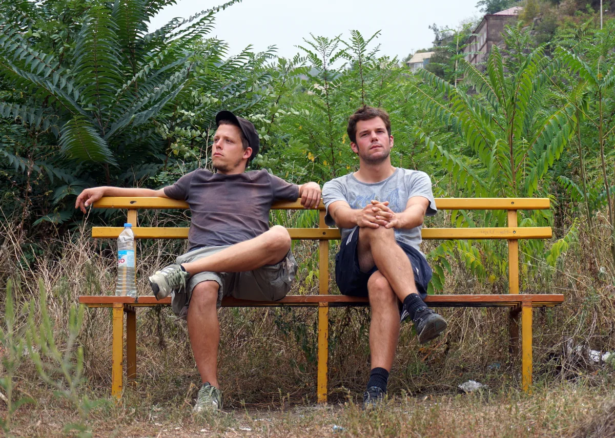 Claude Bauer (links) und Daniel Aepli (rechts) sitzen auf einer Bank in der Natur.